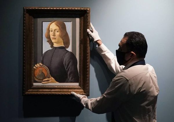 A rare portrait of Botticelli sold for $ 92.2 million (around 76 million euros) at auction at Sotheby's.