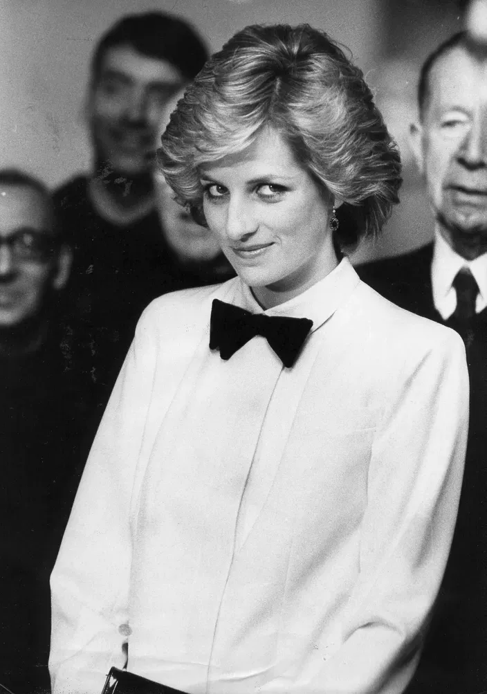 Lady Diana dared to wear a bow tie at a dinner on April 29, 1985 - photo 18