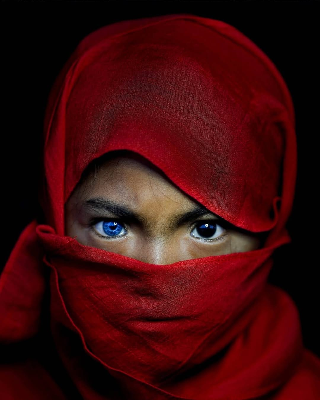 Indonesian photographer captures tribe with rare glowing blue eyes