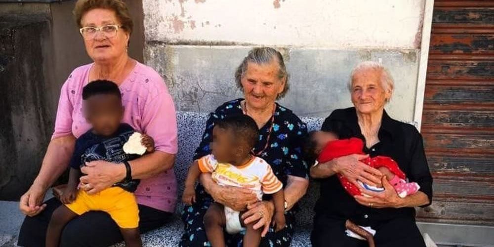 Photo of three Italian grandmothers with migrant children in their laps goes viral in #Italy