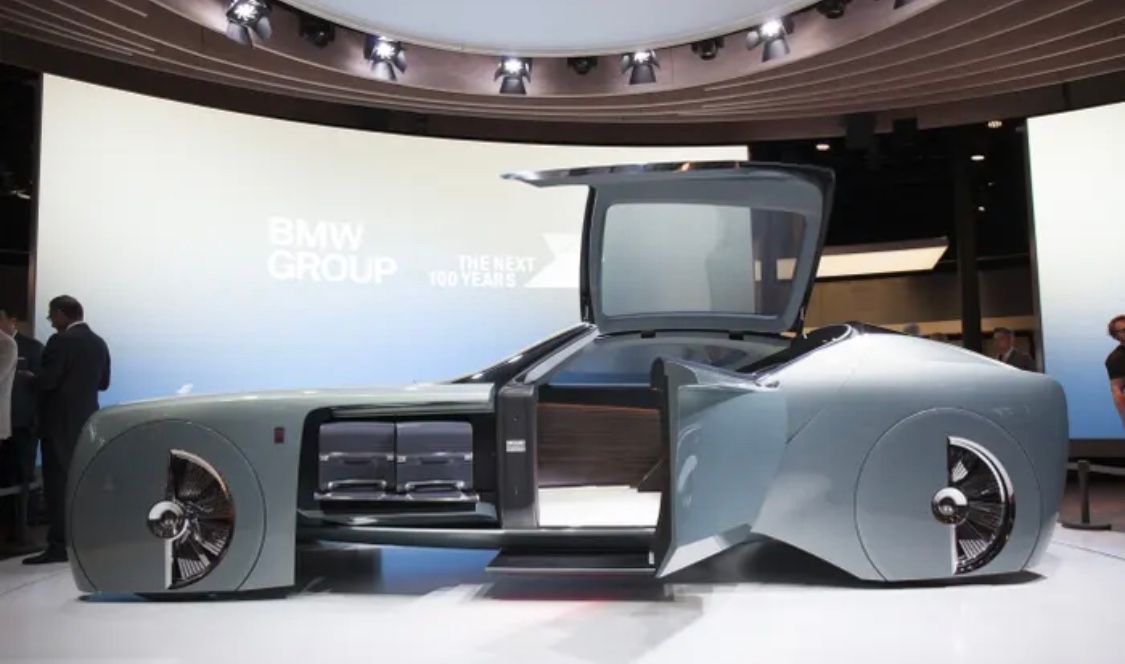 YEET Cars: Justin Bieber Unveils Futuristic Rolls-Royce Wraith By West Coast Customs Designs.