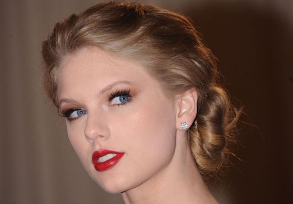 Taylor Swift: 14 Reasons Why We All Want Her Beauty Looks