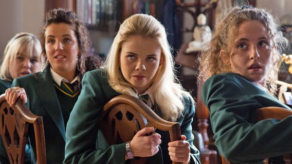 The Derry Girls : Saisons Episodes  Casting News Videos  Critiques  Streaming   TV